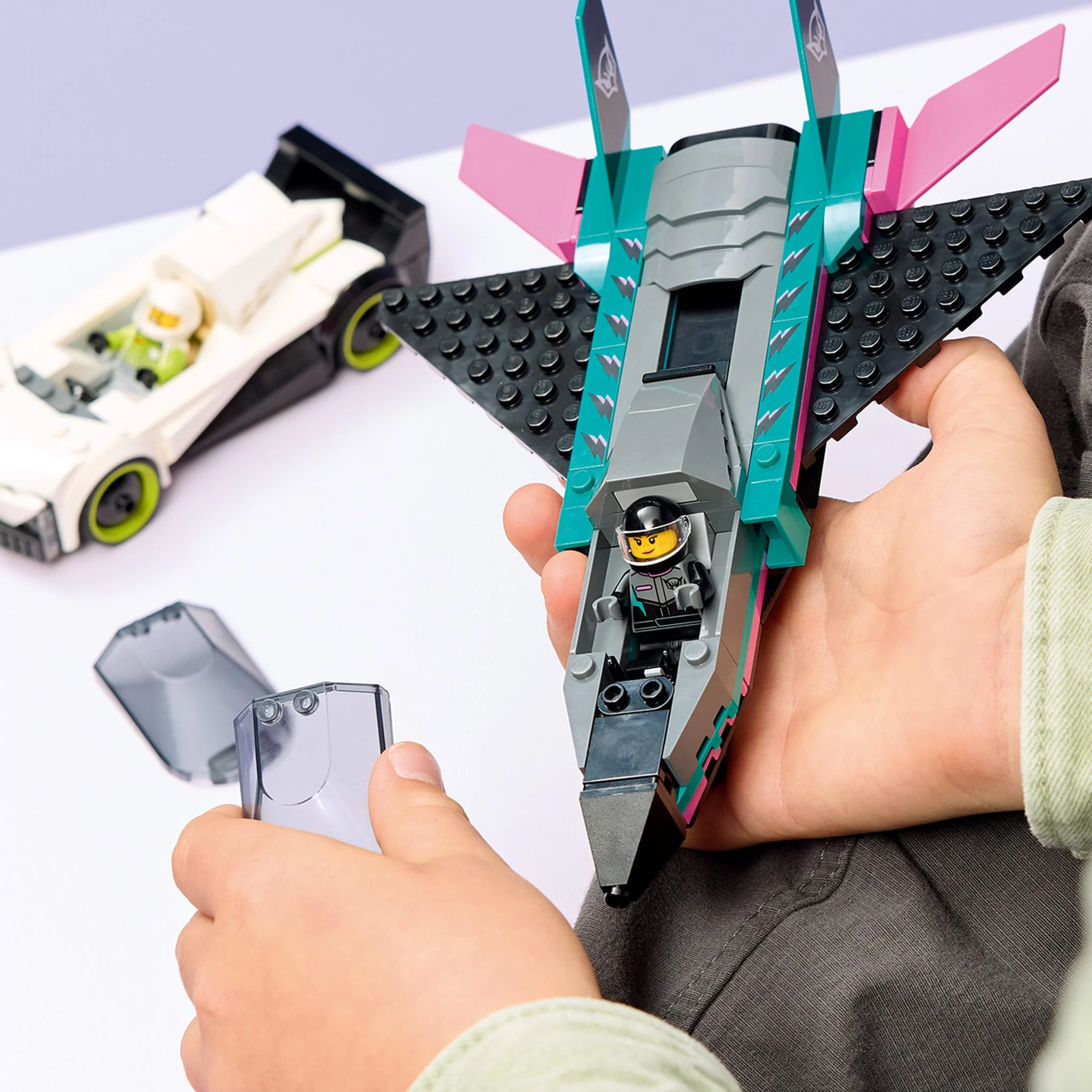 LEGO® City L’avion à réaction contre la voiture - Image 5
