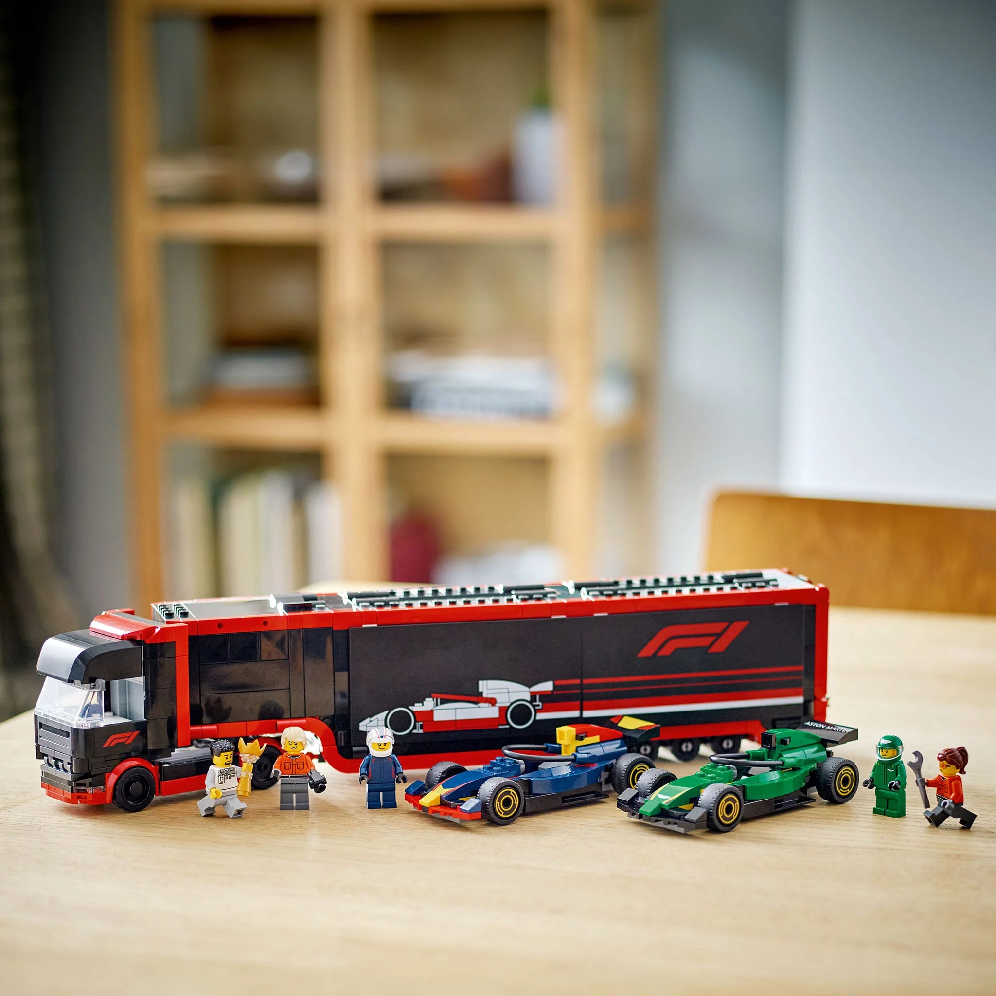 LEGO® City Le camion de F1® avec les voitures de F1® RB20 et AMR24 - Image 7