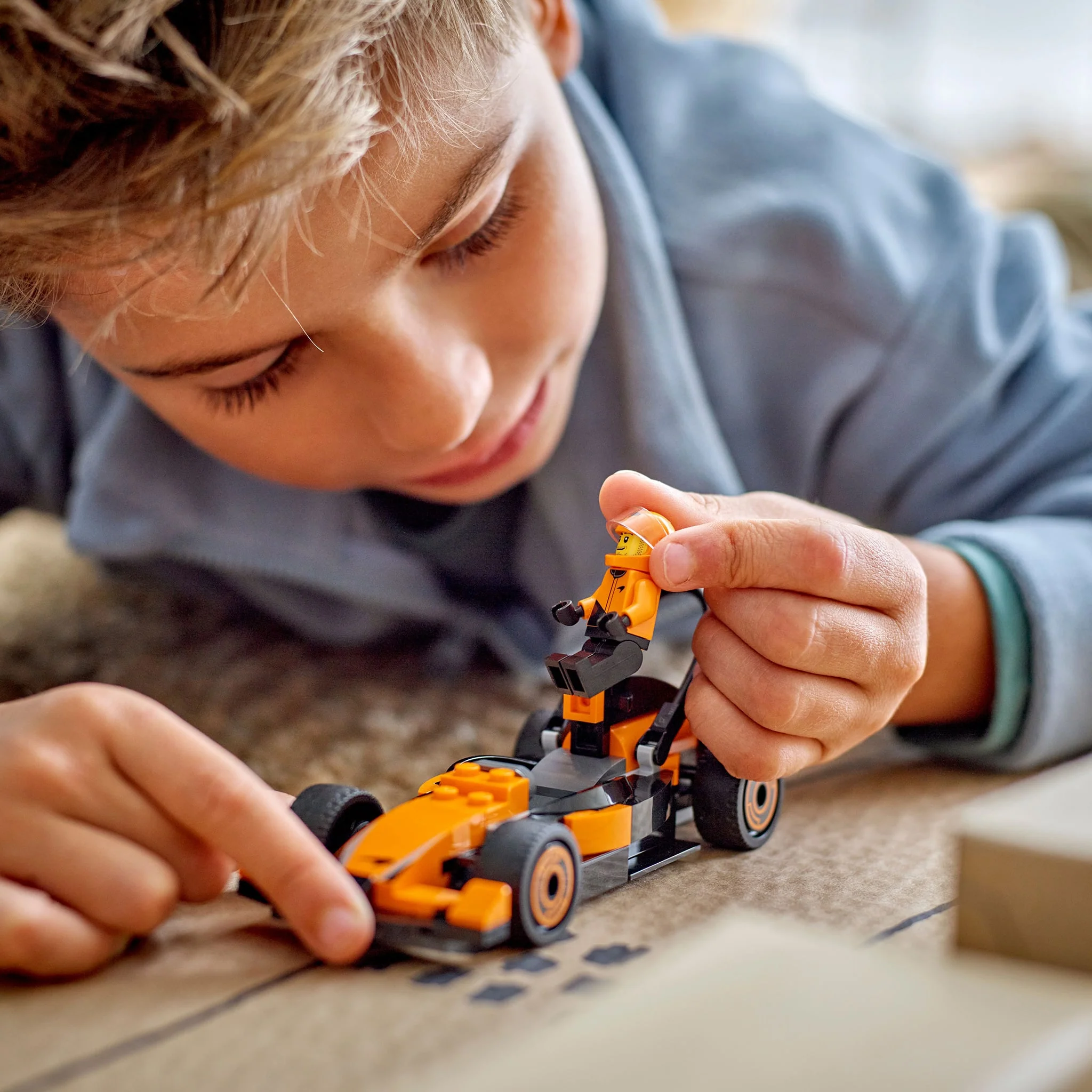 LEGO® City Le pilote de F1® avec la voiture de course McLaren - Image 4