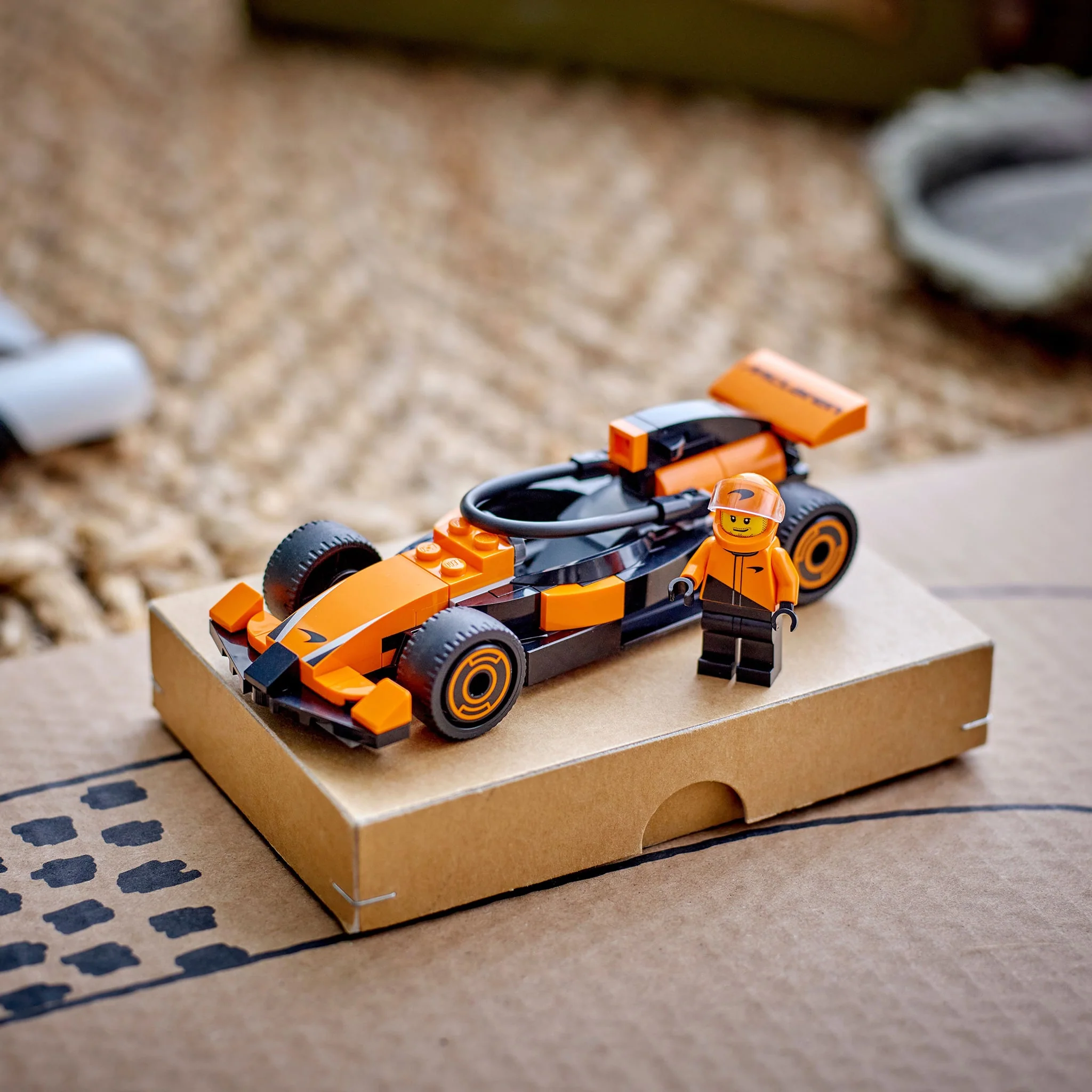 LEGO® City Le pilote de F1® avec la voiture de course McLaren - Image 7