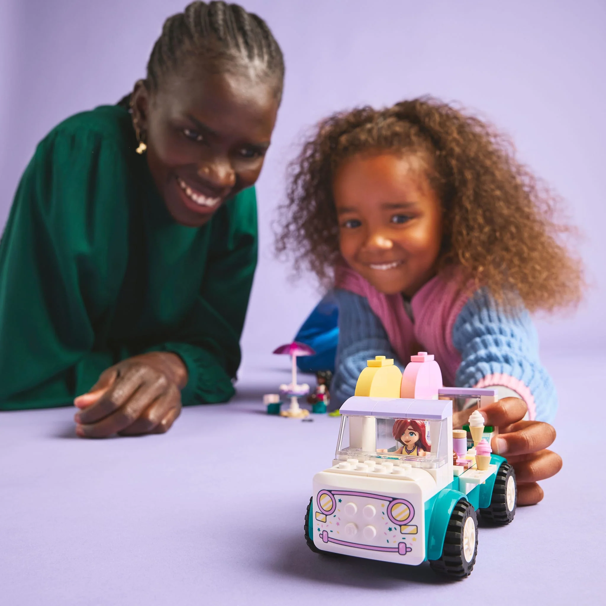 LEGO® Friends Le camion de crème glacée de Heartlake - Image 7