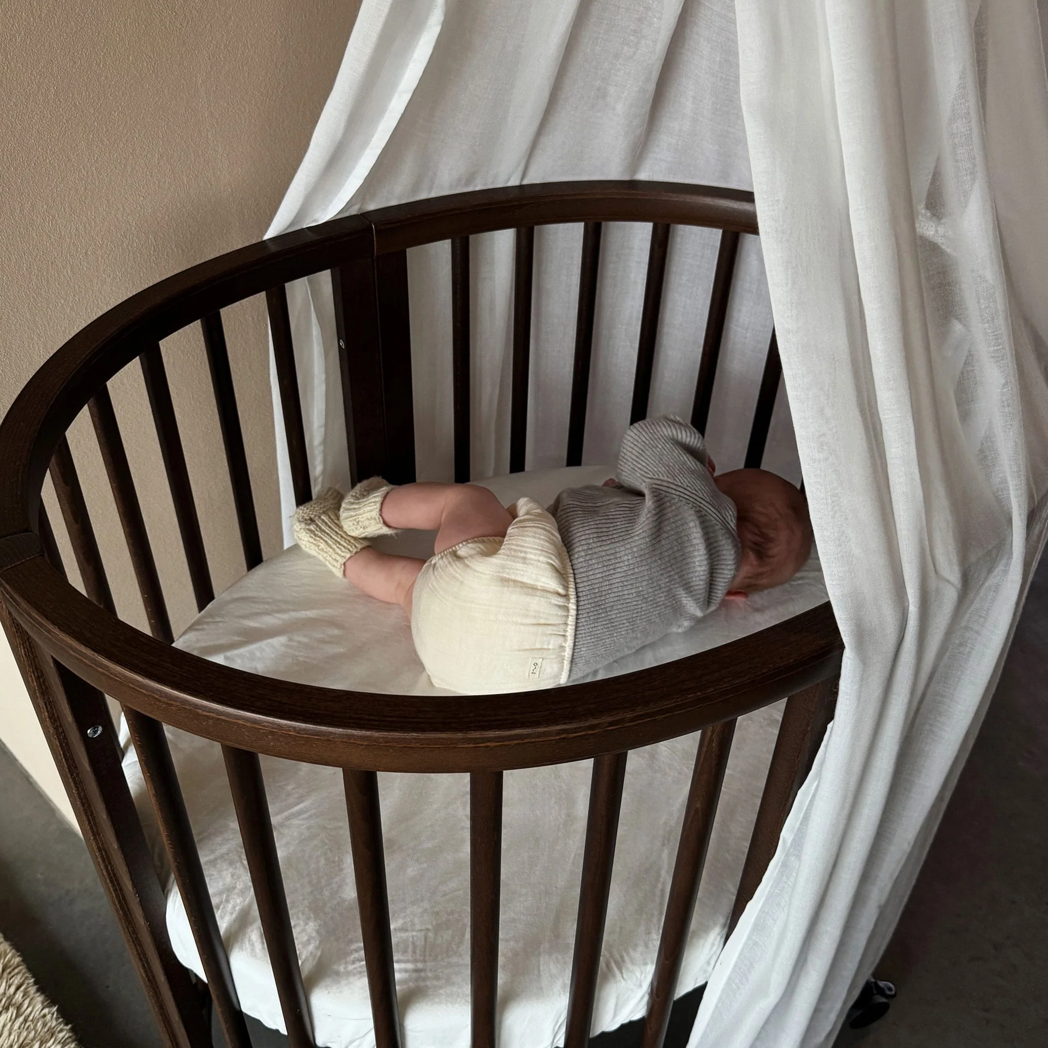 Mini Couchette Stokke® Sleepi™ V3 avec Matelas - Brun - Image 12